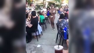 Danser sans vêtements en public Tout à cause argent / Dancing without clothes in public because of a