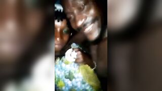Sexe à la maison quand il fait chaud et avec des vêtements africains