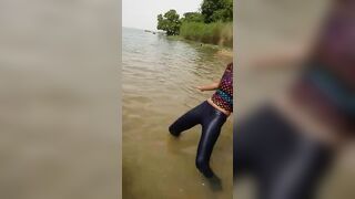 De belles filles s'amusent dans la fleuve à ségou
