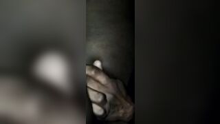 Elle goûte son vagin s'il est bon