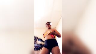 Une Ivorienne chaude Aichata kone qui fait la fête seule