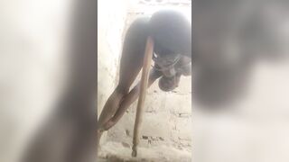 cette fille se masturbe avec un bâton en bois, se sent bien