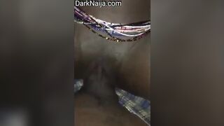 Une minette avec sa petite chatte chevauche la grosse bite jusqu'à ramollir le bangala
