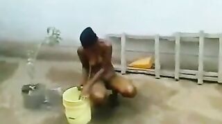 elle a été filmé par sa copine en prenant un bain