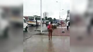 nue dans la rue