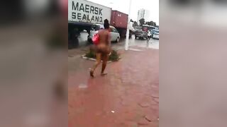 nue dans la rue