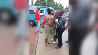 nue dans la rue