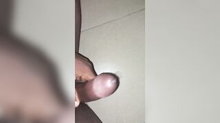 Il se masturbe jusqu'a éjacule