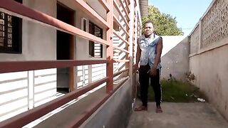Il lui baise à travers la porte