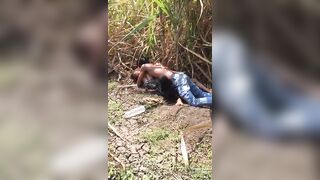Attrapés dans les herbes