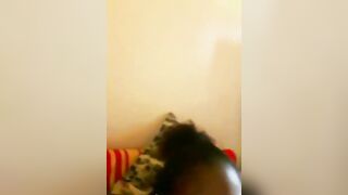 Djoukaili douman ; une fille malienne est filmer entrain de sucer et baiser par 2 hommes