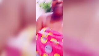 Une vieille en train de faire des vidéos pour son mec