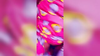 Une vieille en train de faire des vidéos pour son mec