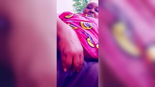 Une vieille en train de faire des vidéos pour son mec
