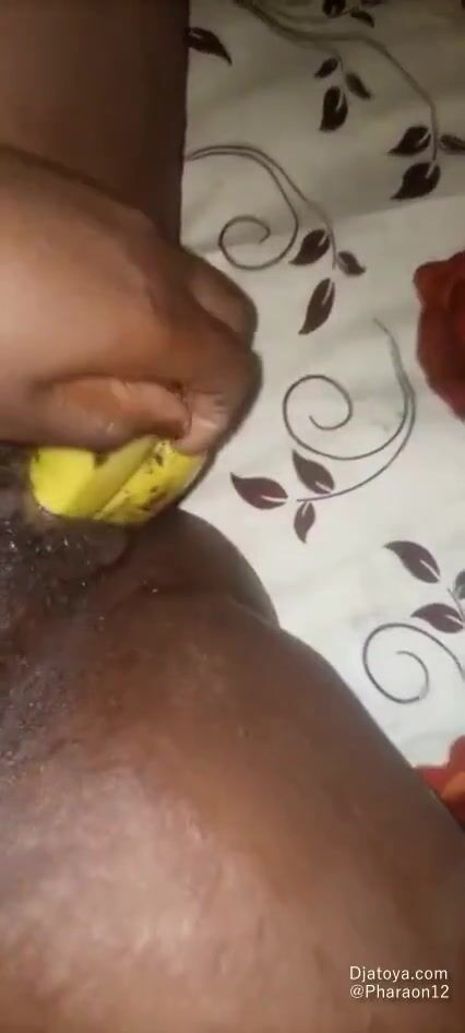 Lavielle avec deux bananes 2