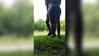 Ils baisent au bord de la route