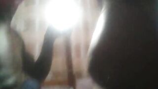 Il film la baise d'une pute