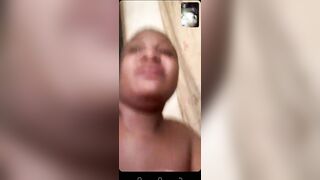 Appel vidéo de deux amies