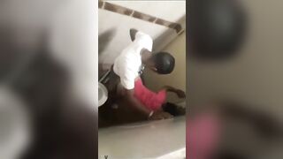 Ils ont été prises dans les toilettes