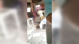 Une Nigerienne montre les seins et la chatte à cause de l'argent