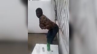 Des amis au bar avec une fille ils célèbres
