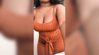 elle montre ses gros seins dans une robe orange à ses fans
