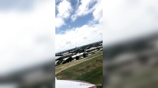 elle montre ses gros seins dans lavion à ses fans