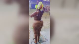 Jolie femme sous la pluie