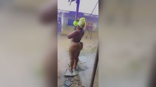Jolie femme sous la pluie