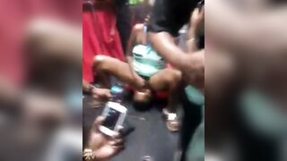 Langue sur la chatte en public