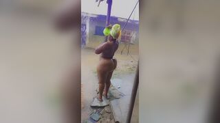 Gros cul se lave dehors