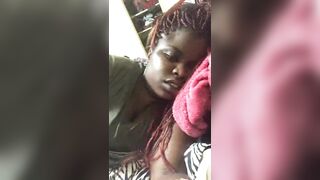 Une Maman Jamaïcaine seule au lit se touche sa grosse chatte