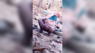 Camera cachée à gao une femme fait pip