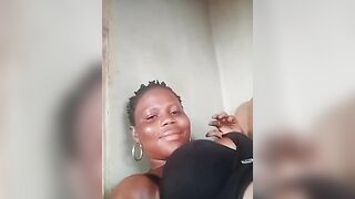 Jeune femme béninoise se met sexy et fait une vidéo a son mari