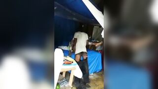 Mon copain me surprend au lit avec son ami