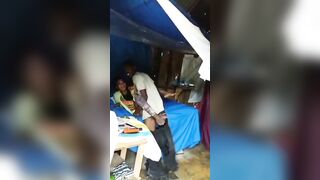 Mon copain me surprend au lit avec son ami