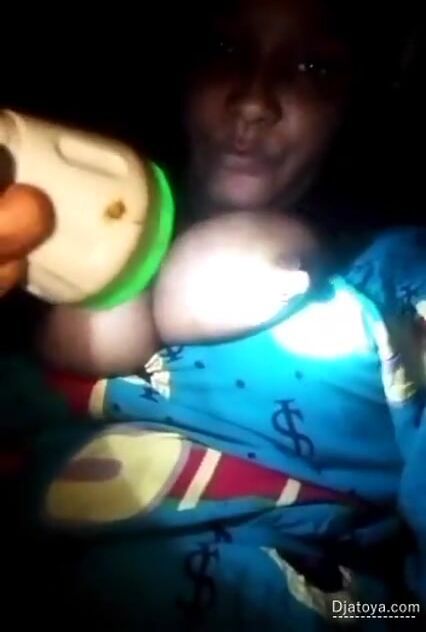 C'est la nuit, elle a donc utilisé une torche pour voir ses gros seins.