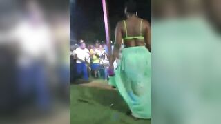 Elle déshabille en publique