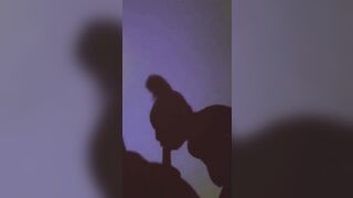 Dans l'ombre