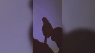 Dans l'ombre
