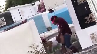 Même dans le cimetière