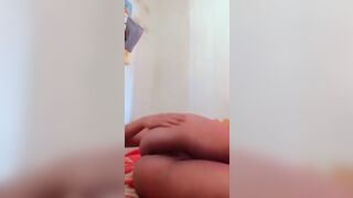 Jolie pute écarte sa jambe et son gros cul pour exposer le gros vagin poilue