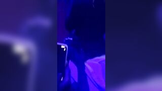 Ils baisent en présence de son ami