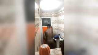 il prenne sa meuf dans la toilette des hommes