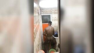 il prenne sa meuf dans la toilette des hommes