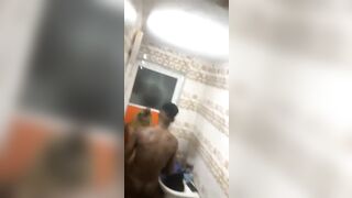 il prenne sa meuf dans la toilette des hommes
