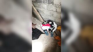 Ils forcent le vieux a baiser la petite