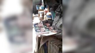 Almamy regarde des journaux pornographique à cause des filles négligence