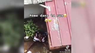Même dans la rue il se masturbe