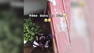 Même dans la rue il se masturbe